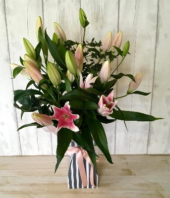 Heavenly lily gift box pink